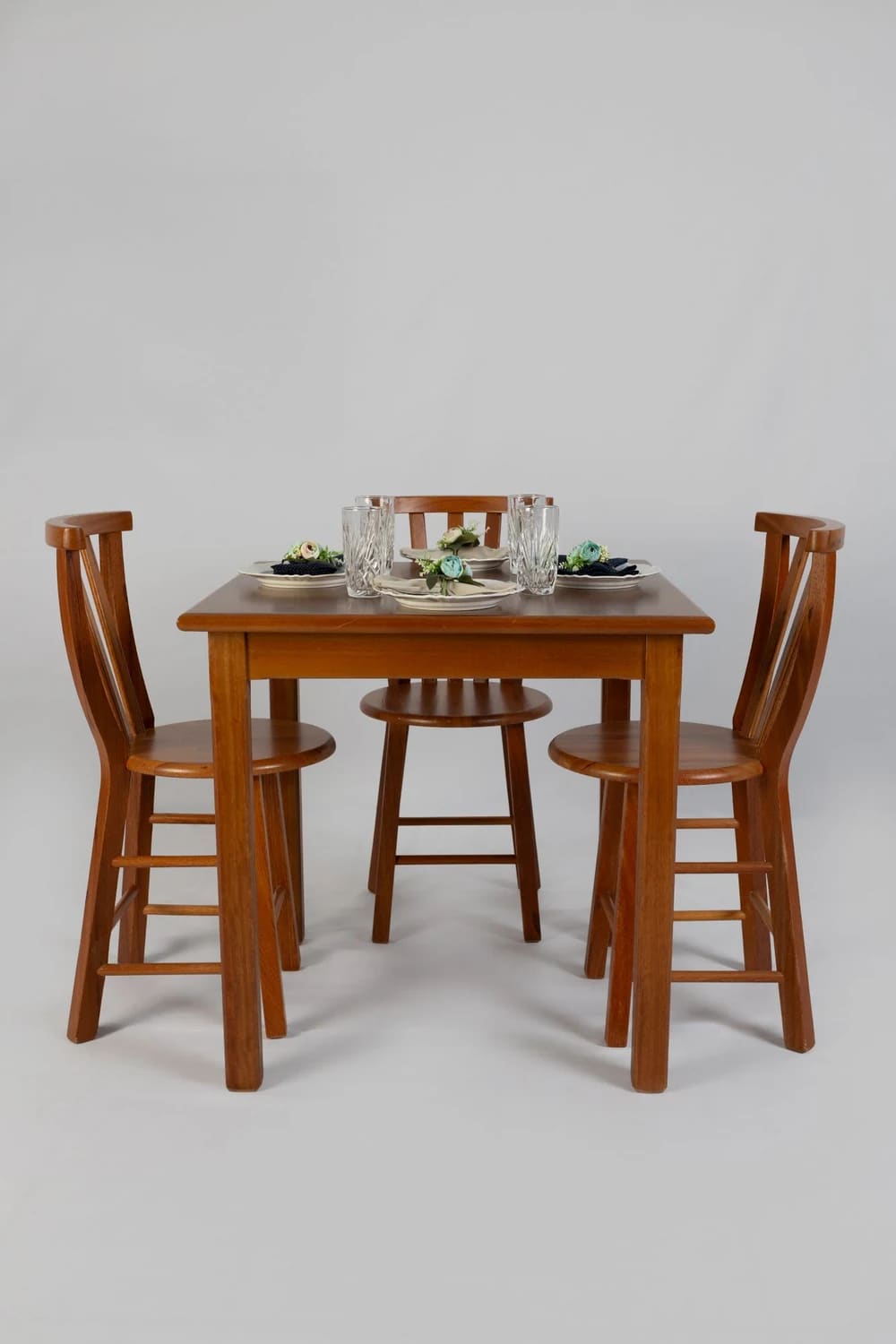 Mesa em madeira com cadeiras em um ambiente de refeições